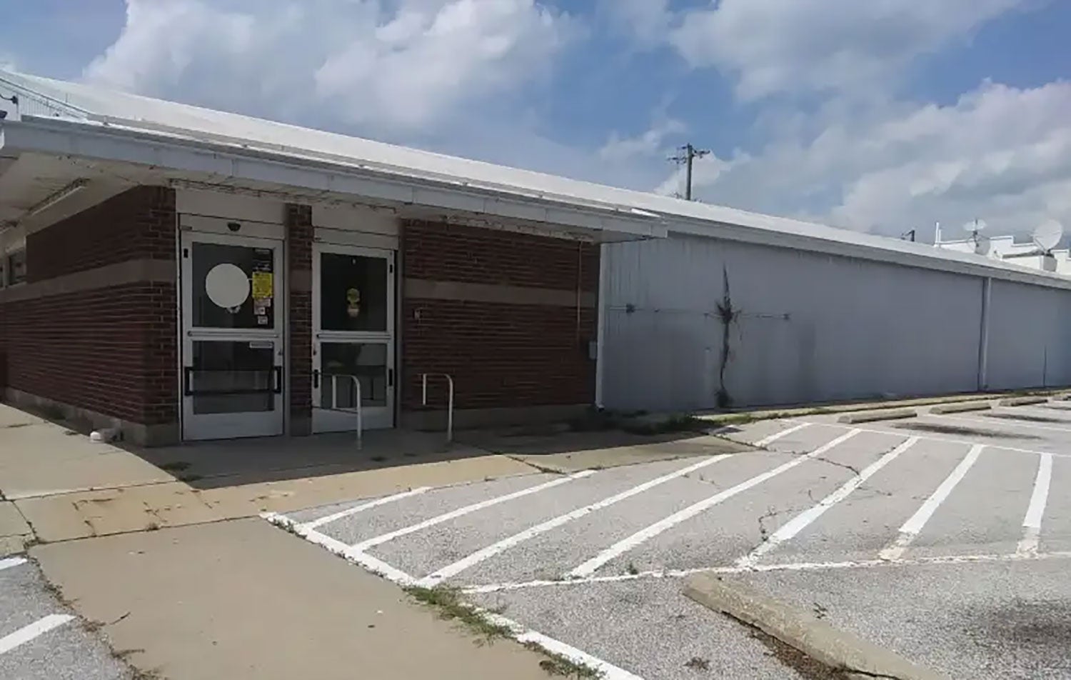 The closed grocery building in Shoals, Indiana.